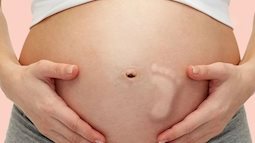 Em bé đạp nhiều trong bụng mẹ liệu có phải dấu hiệu bất thường?