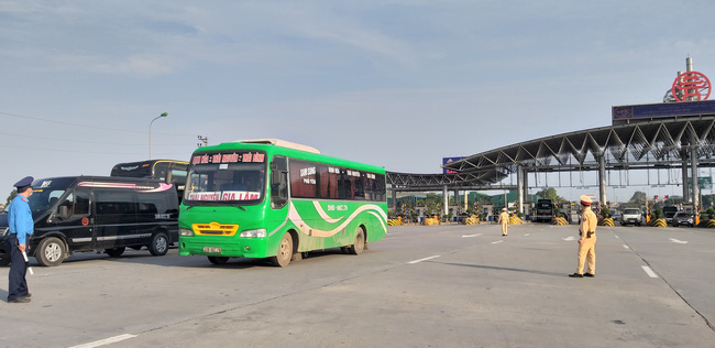 Thủ tướng bàn về việc tháo gỡ, nới lỏng cho các hoạt động sản xuất, kinh doanh để giải quyết việc làm, thúc đẩy tăng trưởng - Ảnh 3.