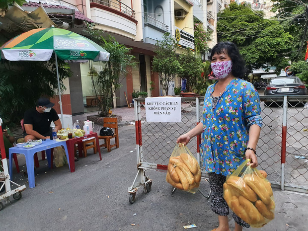 Phong tỏa chung cư tại quận 1 nơi bệnh nhân 92 dương tính trở lại, toàn bộ cư dân lô B2 không được phép ra ngoài - Ảnh 3.