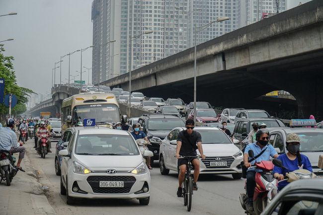 Đường phố, cửa ngõ Thủ đô kẹt cứng, dòng người di chuyển khó khăn sau kì nghỉ lễ 30/4 - Ảnh 5.