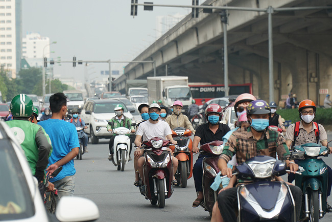 Đường phố, cửa ngõ Thủ đô kẹt cứng, dòng người di chuyển khó khăn sau kì nghỉ lễ 30/4 - Ảnh 7.