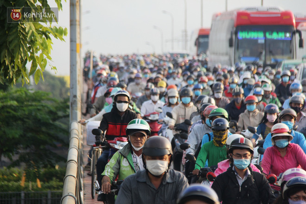 Ảnh: Người dân vội vã đi làm, học sinh quay trở lại trường học khiến đường Sài Gòn kẹt xe không lối thoát từ sáng sớm - Ảnh 9.