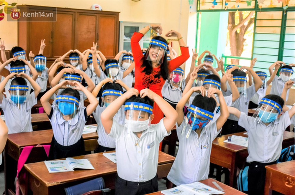 Học sinh đội mũ chống giọt bắn, hào hứng nhận lì xì từ thầy cô trong ngày đầu đi học lại sau kỳ nghỉ Tết dài nhất lịch sử - Ảnh 7.