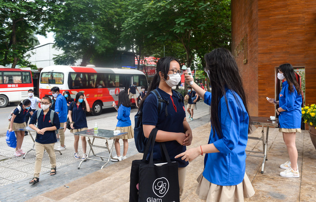 Ngày đầu quay trở lại trường lớp sau thời gian dài nghỉ phòng chống dịch: Học sinh hân hoan trong bộ đồng phục, nhà trường chu đáo công tác đảm bảo an toàn sức khoẻ - Ảnh 12.