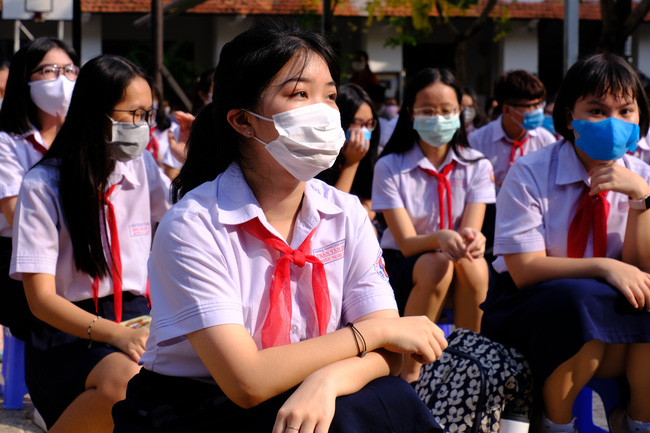 Ngày đầu nhập học, cô hiệu trưởng ở TP.HCM lo lắng khi học sinh vào trường nghiêm chỉnh nhưng ra về như 'ong vỡ tổ' - Ảnh 5.