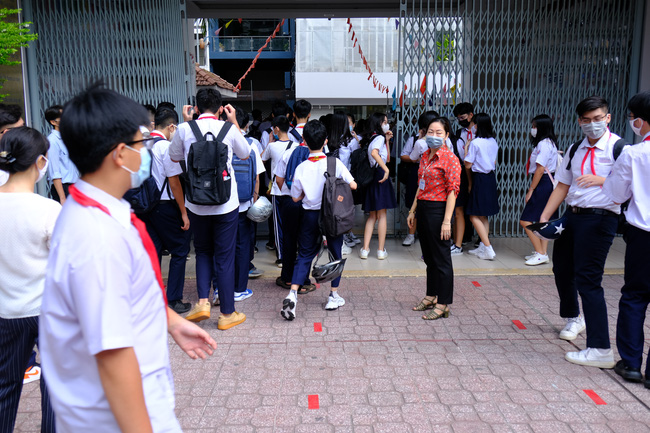 Ngày đầu nhập học, cô hiệu trưởng ở TP.HCM lo lắng khi học sinh vào trường nghiêm chỉnh nhưng ra về như 'ong vỡ tổ' - Ảnh 11.