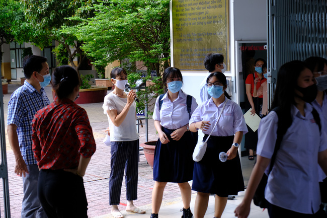 Ngày đầu nhập học, cô hiệu trưởng ở TP.HCM lo lắng khi học sinh vào trường nghiêm chỉnh nhưng ra về như 'ong vỡ tổ' - Ảnh 12.