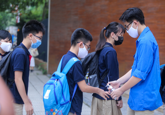 Ngày đầu quay trở lại trường lớp sau thời gian dài nghỉ phòng chống dịch: Học sinh hân hoan trong bộ đồng phục, nhà trường chu đáo công tác đảm bảo an toàn sức khoẻ - Ảnh 4.