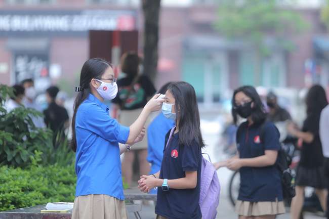 Ngày đầu quay trở lại trường lớp sau thời gian dài nghỉ phòng chống dịch: Học sinh hân hoan trong bộ đồng phục, nhà trường chu đáo công tác đảm bảo an toàn sức khoẻ - Ảnh 11.