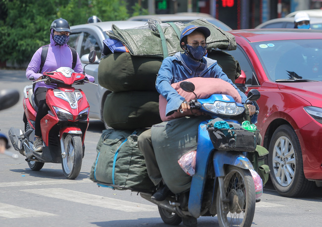 Người Hà Nội trùm kín mít khi ra đường trong ngày đầu tiên của đợt nắng nóng  - Ảnh 7.