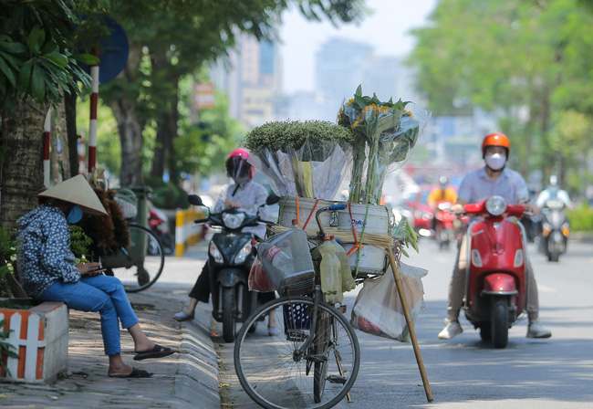 Người Hà Nội trùm kín mít khi ra đường trong ngày đầu tiên của đợt nắng nóng  - Ảnh 9.