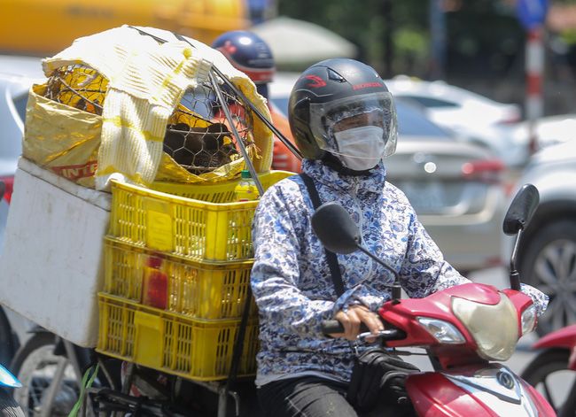 Người Hà Nội trùm kín mít khi ra đường trong ngày đầu tiên của đợt nắng nóng  - Ảnh 6.