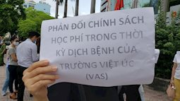 Bức xúc với chính sách thu học phí mùa dịch, phụ huynh đồng loạt kéo đến trường Quốc tế Việt Úc phản đối