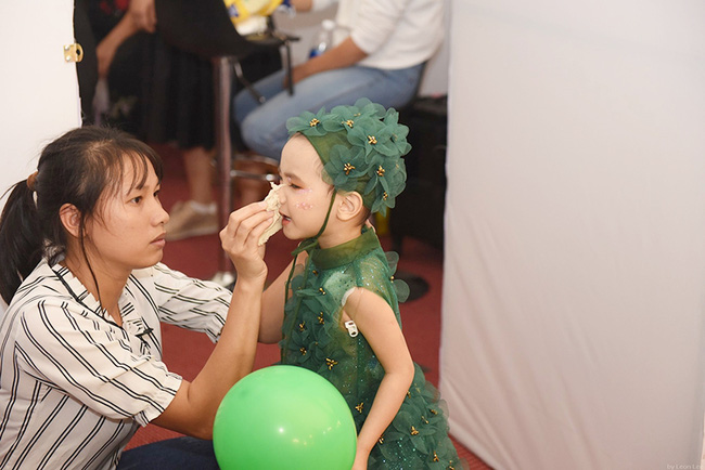Bé Hà My - mẫu nhí 4 tuổi bị ung thư từng được hoa hậu H'Hen Niê bế trên sàn catwalk khiến bao người rơi nước mắt đã qua đời - Ảnh 4.