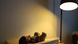 Không chỉ khiến bé ngủ không sâu, dễ thức giấc, bật đèn khi ngủ còn ảnh hưởng đến phát triển thị giác của trẻ