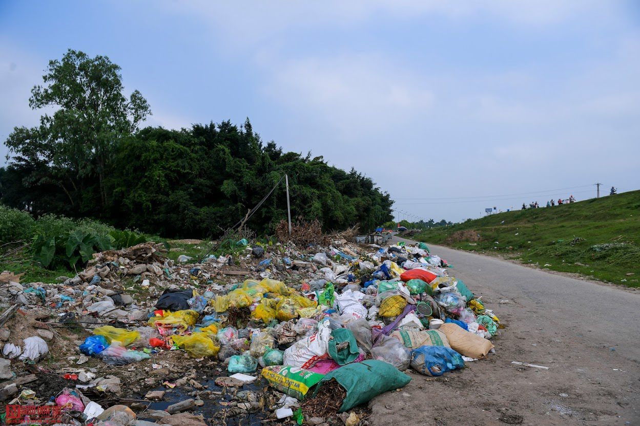 Ngổn ngang rác thải y tế nguy hại đổ bừa bãi tại Hạ Lôi - Ảnh 3.