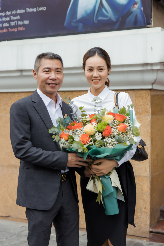 NSND Công Lý rạng rỡ bên bạn gái kém 15 tuổi khi nhậm chức Phó giám đốc Nhà hát Kịch Hà Nội - Ảnh 2.