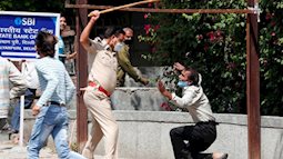 24h qua ảnh: Cảnh sát Ấn Độ dùng gậy đánh người vi phạm quy định giãn cách