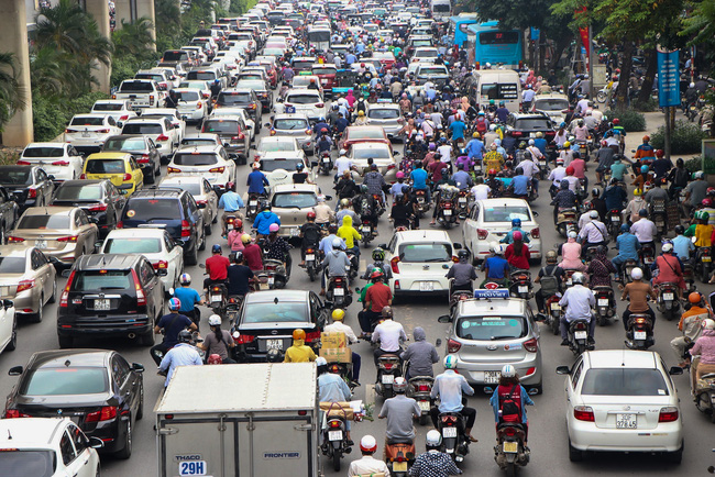 Tắc đường, nỗi khiếp sợ của người dân Thủ đô tiếp tục tiếp diễn trong ngày các em học sinh mầm non đến trường - Ảnh 5.