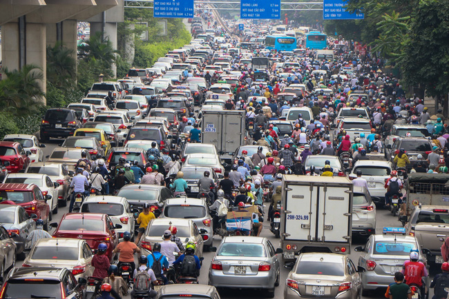 Tắc đường, nỗi khiếp sợ của người dân Thủ đô tiếp tục tiếp diễn trong ngày các em học sinh mầm non đến trường - Ảnh 2.