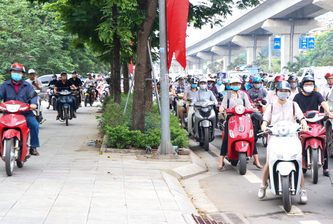 Tắc đường, nỗi khiếp sợ của người dân Thủ đô tiếp tục tiếp diễn trong ngày các em học sinh mầm non đến trường - Ảnh 3.