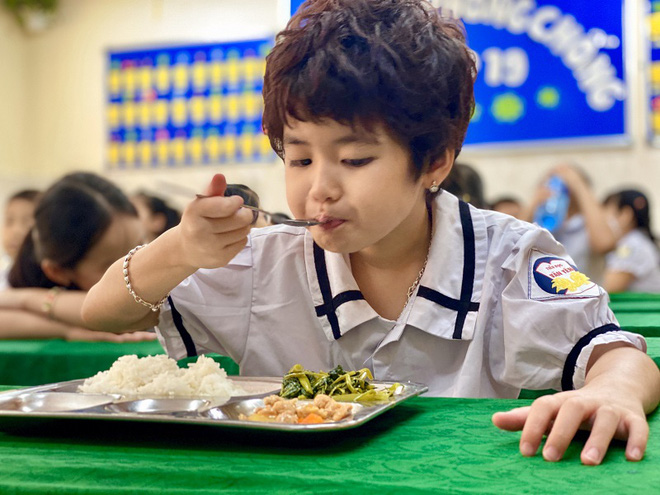 [Ảnh] Bữa ăn bán trú đầu tiên của học sinh tiểu học trong ngày trở lại trường - Ảnh 7.