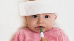 Mách mẹ: Cách hạ sốt cho trẻ sơ sinh sau khi tiêm phòng