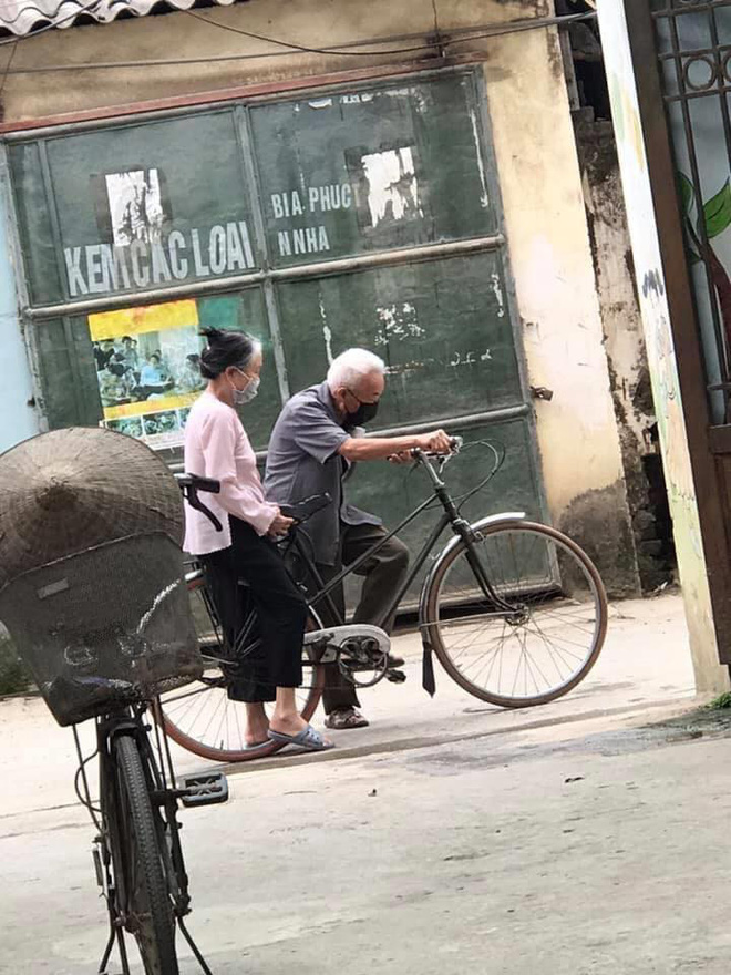 Mẩu chuyện nhỏ trước ngõ của hai ông bà và chiếc xe đạp khiến người ta bật cười - Ảnh 1.