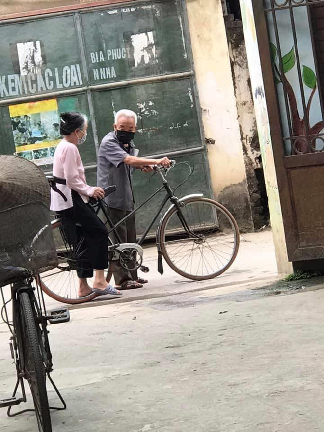 Mẩu chuyện nhỏ trước ngõ của hai ông bà và chiếc xe đạp khiến người ta bật cười - Ảnh 2.