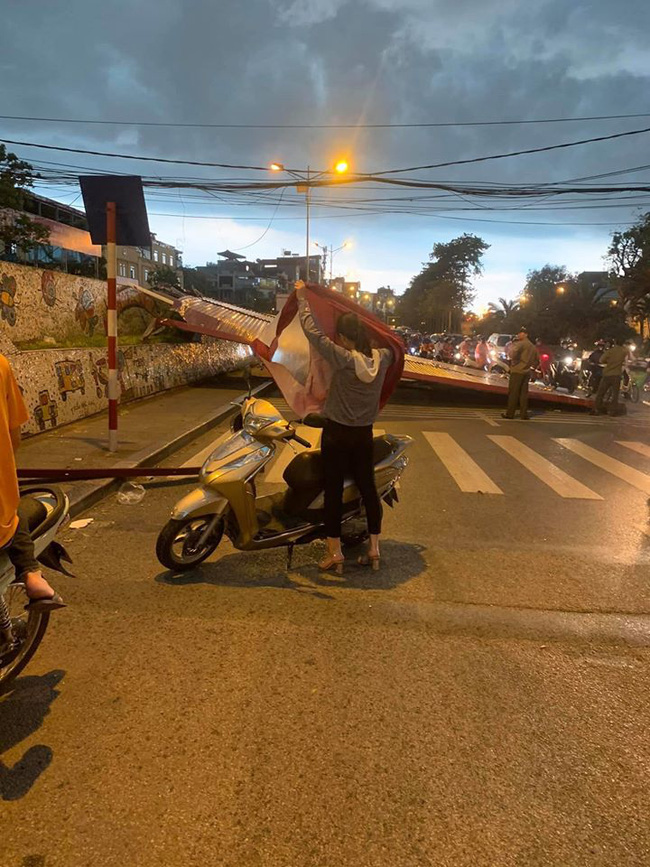 Hà Nội: Cơn giông lớn thổi bay tấm biển trên nóc nhà dân - Ảnh 1.