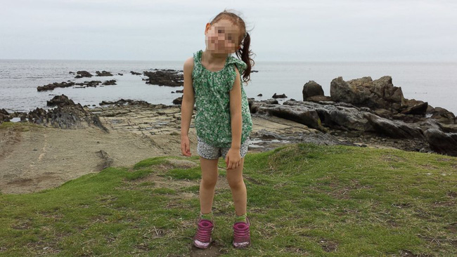 Chụp ảnh cho con gái, bố về xem lại hình mới phát hiện điều bất thường phía sau đứa trẻ cùng giả thiết rùng mình về bãi biển - Ảnh 2.