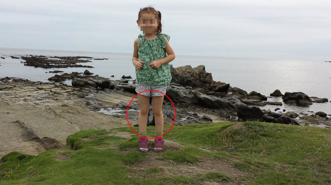 Chụp ảnh cho con gái, bố về xem lại hình mới phát hiện điều bất thường phía sau đứa trẻ cùng giả thiết rùng mình về bãi biển - Ảnh 1.
