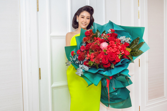 Hoa hậu Hà Kiều Anh, chủ nhân buổi tiệc chọn diện tông xanh nõn chuối, tôn lên làn da trắng sáng không tì vết.