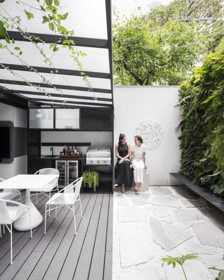 Căn hộ có nội thất tối giản tạo ấn tượng mạnh với bức tường cây xanh ngập tràn ánh sáng tự nhiên - Ảnh 8.