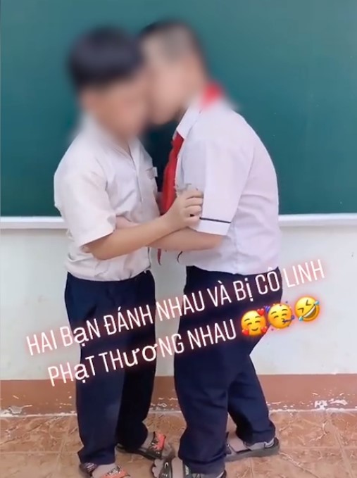 Clip cô giáo phạt 2 học sinh nam ôm hôn nhau làm hòa khiến dân mạng tranh cãi gay gắt: Người thấy bình thường, người cho rằng 