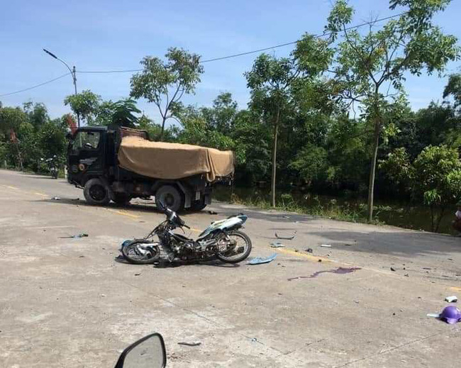 Ninh Bình: 2 học sinh đi xe máy chết thảm sau va chạm với xe tải  - Ảnh 3.