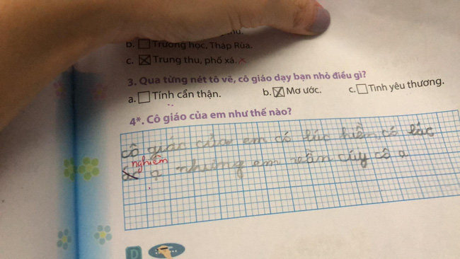 Trả lời câu hỏi cô giáo của em như thế nào?, cô bé lớp 1 thật thà viết đáp án nước đôi khiến giáo viên phải sửa vội - Ảnh 1. Trả lời câu hỏi cô giáo của em như thế nào?, cô bé lớp 1 thật thà viết đáp án nước đôi khiến giáo viên phải sửa vội - Ảnh 1.