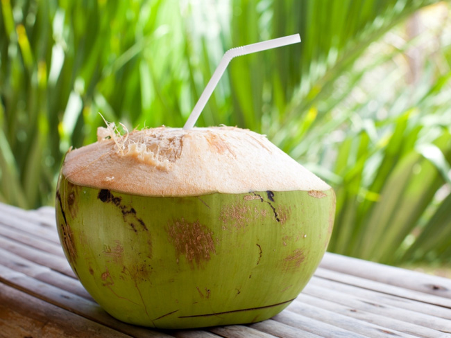 Phụ nữ chăm uống nước dừa vào mùa hè sẽ vừa giảm cân, đẹp da lại nhận được hàng loạt 