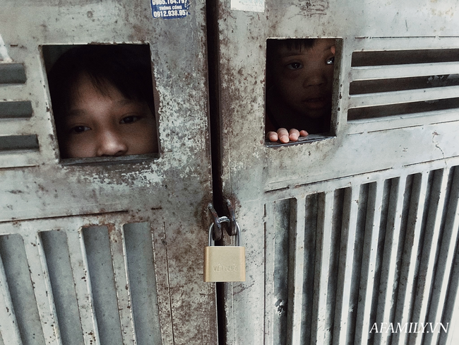 Ánh mắt ngây thơ của 3 đứa trẻ bị bỏ rơi qua khe cửa: 