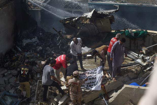 Ít nhất 2 người sống sót trong vụ máy bay Pakistan chở gần 100 hành khách và thành viên phi hành đoàn rơi ở Karachi - Ảnh 1.