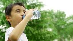 Phòng mất nước cho trẻ trong mùa nóng