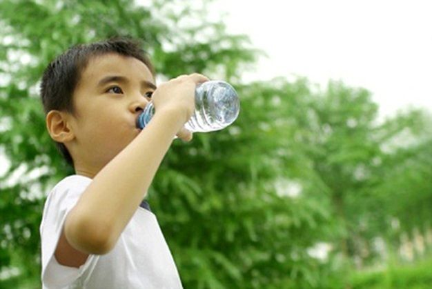 Phòng mất nước cho trẻ trong mùa nóng - Ảnh 1.