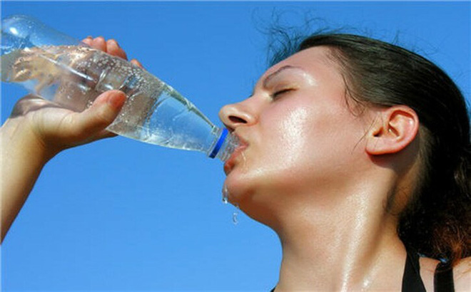 Uống nước đá mùa nắng nóng gây hại cho sức khỏe như thế nào? - Ảnh 6.