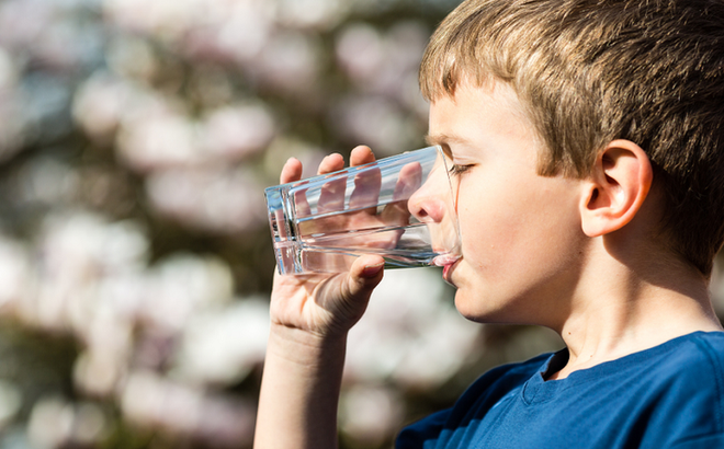 Uống nước đá mùa nắng nóng gây hại cho sức khỏe như thế nào? - Ảnh 7.