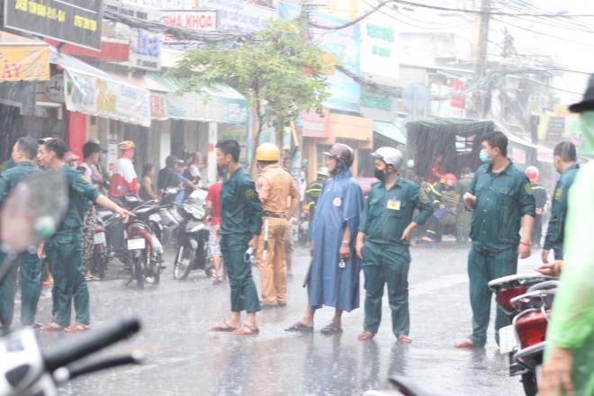 Hàng chục cảnh sát dầm mưa cứu xưởng giày bị cháy ở TP.HCM - Ảnh 6.