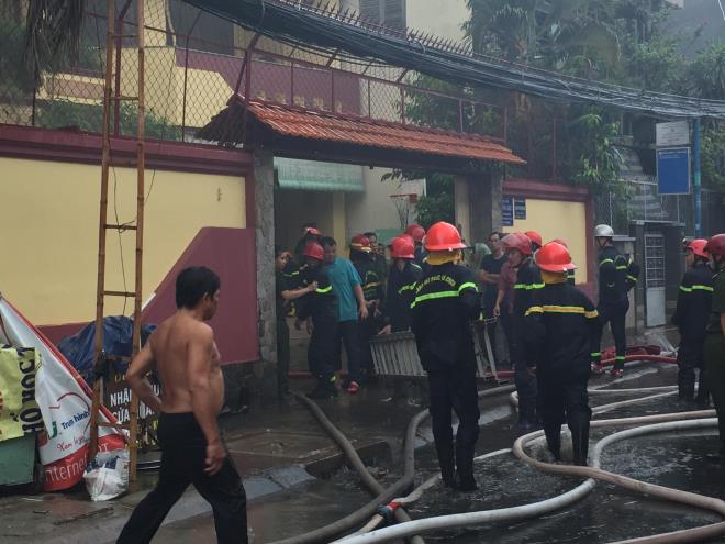 Hàng chục cảnh sát dầm mưa cứu xưởng giày bị cháy ở TP.HCM - Ảnh 2.