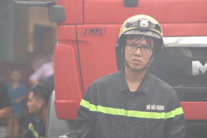 Hàng chục cảnh sát dầm mưa cứu xưởng giày bị cháy ở TP.HCM - Ảnh 4.