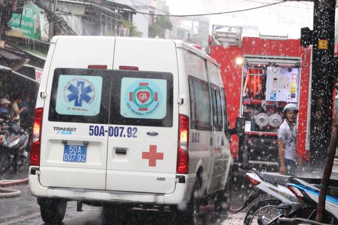 Hàng chục cảnh sát dầm mưa cứu xưởng giày bị cháy ở TP.HCM - Ảnh 7.