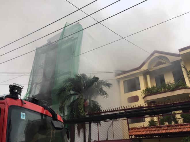 Hàng chục cảnh sát dầm mưa cứu xưởng giày bị cháy ở TP.HCM - Ảnh 1.