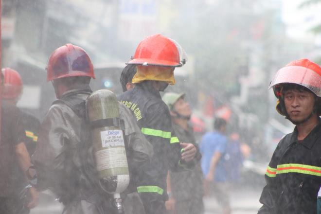 Hàng chục cảnh sát dầm mưa cứu xưởng giày bị cháy ở TP.HCM - Ảnh 5.